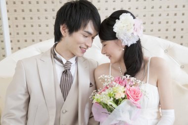 Düğün töreninde mutlu Japon gelin ve damat