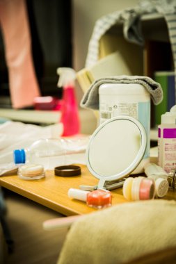 Tahta masadaki farklı kozmetikler. en üstteki görünüm