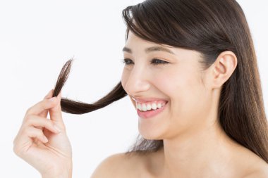  Japon kadın uzun saçlarını tutuyor ve saçlarını ayırıyor. 