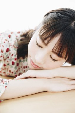 Masada uyuyan güzel Asyalı kadın.