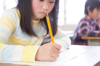 Derste sınıfta yazan Asyalı kızı kapat. 