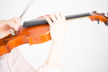 Kadın kemanla poz veriyor. Yakın plan.