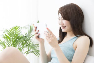 Tablet bilgisayarlı güzel Asyalı kadın