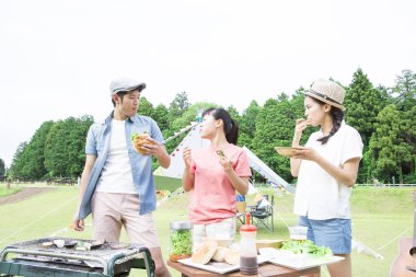 Mutlu Japon dostları doğada barbekü yapmayı seviyor.