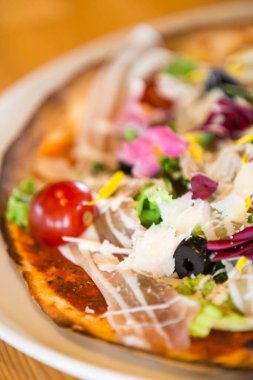 Etli, peynirli ve sebzeli pizza 