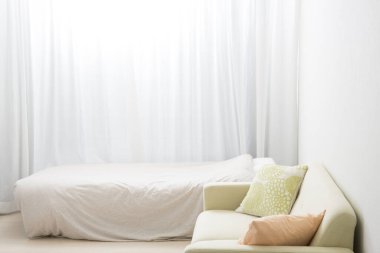 Oturma odasındaki kanepe dekorasyonunda yastıklar. 