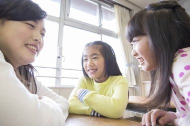 Sohbet eden bir grup Asyalı kızın portresi 