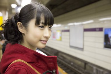 Yeraltındaki genç Asyalı kadın.