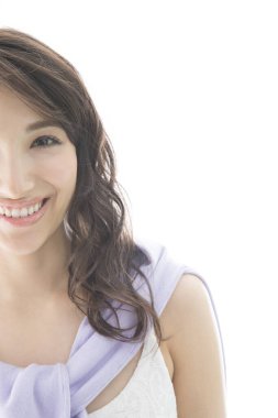 gülümseyen genç Asyalı kadın