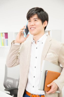 Akıllı telefon kullanma office Asya iş adamı 