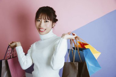 Alışveriş torbaları tutan kadın.