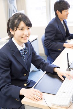 Bilgisayar sınıfında çalışan genç Japon öğrenciler.