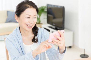 Kapat telefonu olan güzel, yaşlı Asyalı kadını.