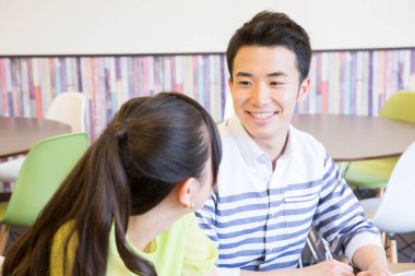 Asyalı öğrenciler sınıfta okuyor.