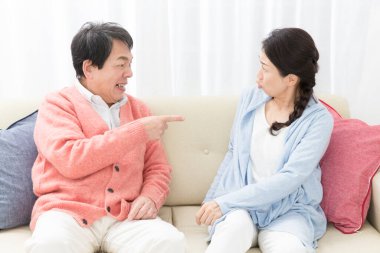 Evde tartışan yaşlı çiftin portresi. 