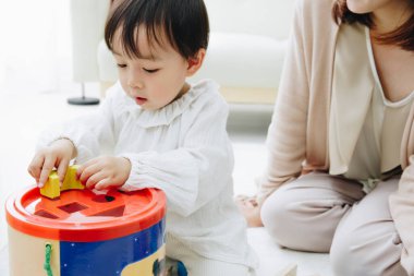 Evde annesiyle oynayan tatlı bir Japon kızı.