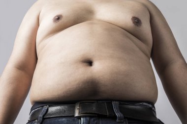 Koca göbekli şişman bir adam. Şişman adam. Stüdyo resmi