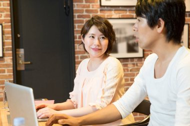 Genç adam ve kadın ofiste çalışıyor.