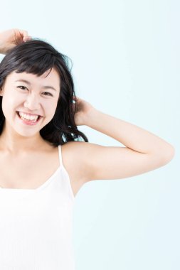 Gülümseyen ve gülen Asyalı kadın, stüdyo çekimi