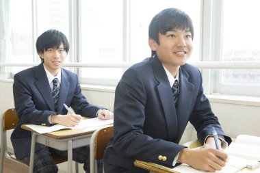 Sınıfta okuyan Japon öğrencilerin portresi