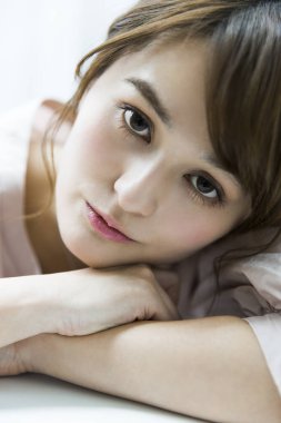 Beyaz arkaplanı olan güzel Asyalı kadın portresi