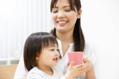 Anne ve kızı çay içme