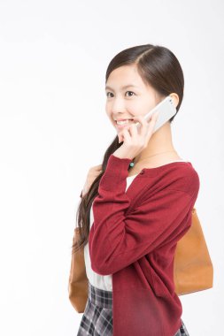 Akıllı telefonlu genç Japon kadın. 