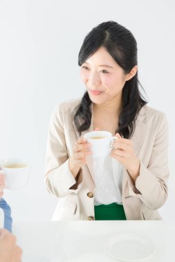 Kahveli genç kadın manzarası