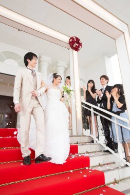 Mutlu Japon gelin ve damat düğün töreninde misafirlerle