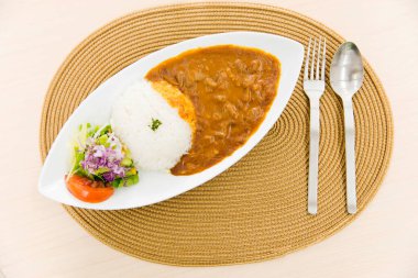 Beyaz tabakta körili lezzetli pilavın yemek fotoğrafı.