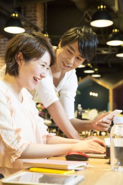 Genç Asyalı iş adamları ofiste çalışıyor.