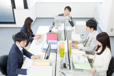 Ofiste çalışan gençler. Japon ofis çalışanları