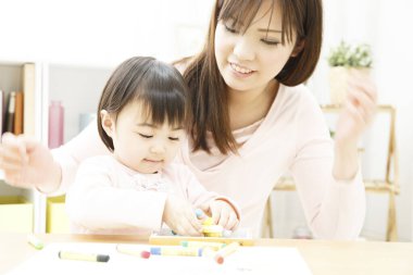 Güzel Asyalı anne ve kızı bir araya geliyorlar.