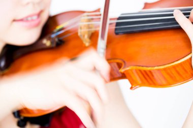 Kadın kemanla poz veriyor. Yakın plan.