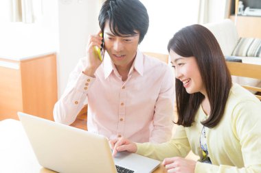 Genç iş adamları ofiste dizüstü bilgisayar ile