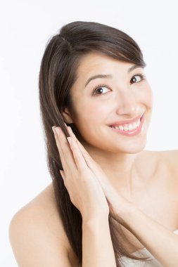 Saçına dokunan Asyalı kadın portresi.