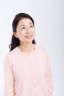 Asyalı son sınıf öğrencisi beyaz arka planda izole edilmiş 