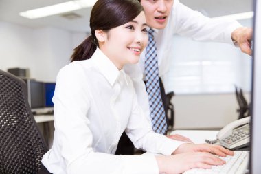 İş kadını ve iş adamı birlikte çalışıyor.