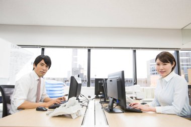 İş kadını ve işkadını ofiste. 