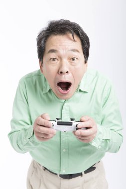 Üst düzey Asyalı oyun oynayan adam beyazda izole edilmiş. 