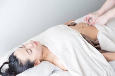 Güzel Japon Kadın Güzellik Merkezi 'nde Akupunktur Muayenesi Yapıyor