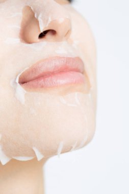 Hidratlaştırıcı çarşaf maskesi ile yüzün yakın çekimi