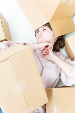 Karton kutuları olan genç bir kadın.