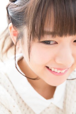 Genç Japon kadın kameraya bakıyor.