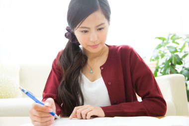 Asyalı kadın Not Defteri'nde yazma 