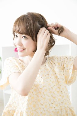 Gülümseyen Asyalı kadın örgü örüyor, kapat.