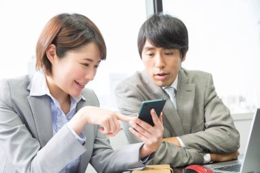 Asyalı iş adamları akıllı telefon kullanıyor