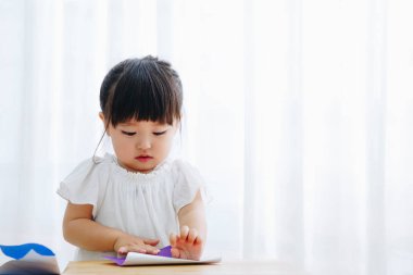 Oturma odasında oynayan küçük tatlı bir Japon kız.