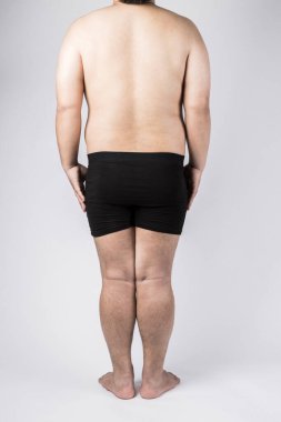 Beyaz arkaplanda kilolu bir adamın arka planı