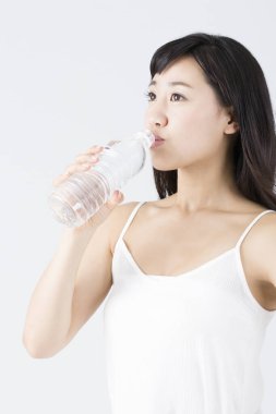 Genç Asyalı kadın içme suyu.